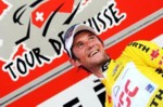 Frank Schleck dans le maillot or aprs la quatrime tape du Tour de Suisse 2007